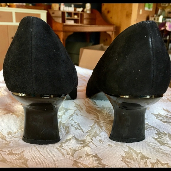 Stuart Weitzman blk suede pump low heel size 9AA. - Picture 3 of 10